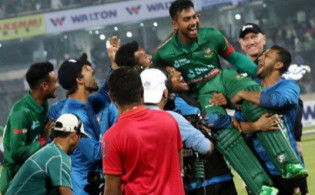 ভারতের বিপক্ষে বাংলাদের বিশাল জয়, বিজয়োল্লাসে সাকিবের কাঁধে মিরাজ