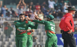 সাকিবের ৫ উইকেট দিশেহারা ভারত, দেখুন সর্বশেষ স্কোর