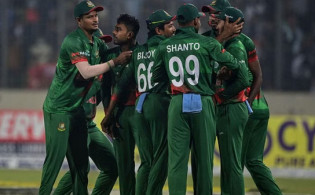 সাকিবের ঘূর্ণিতে কুপোকাত ভারতীয় ব্যাটিং, দেখুন সর্বশেষ স্কোর