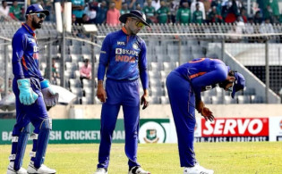 ব্রেকিং নিউজঃ মাঠ থেকে হাসপাতালে রোহিত শর্মা