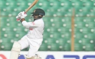 অভিষেকেই জাকিরের দুর্দান্ত সেঞ্চুরি, বড় সংগ্রহের পথে বাংলাদেশ
