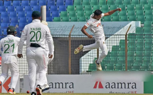 তাইজুলের তৃতীয় আঘাতের পরে লাঞ্চে বাংলাদেশ,দেখুন সর্বশেষ স্কোর