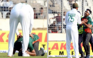 খেলা চলাকালীন সময়ে সাকিবের পা ছুঁয়ে সালাম ভক্তের, পুলিশে সোপর্দ