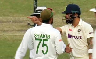 আউট হাওয়ার পরে কোহলিকে যা বলেছিলেন সাকিব