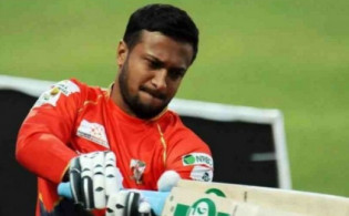 আউট হাওয়ার পরে যে কারনে আম্পায়ারের দিকে তেড়ে গেলেন সাকিব