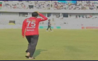 আবারও সেই একই ঘটনাঃ মাঠে ঢুকে আম্পায়ারের সঙ্গে তর্কে জড়ালেন সাকিব