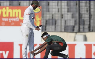 মাঠে ঢুকে সাকিবকে কুর্নিশ করা সেই ভক্তের শেষ পরিনতি যা হল