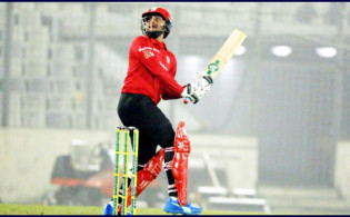 চট্টগ্রামের শুরু হলো সাকিবের ব্যাটিং তান্ডব, দুর্দান্ত এক ফিফটি