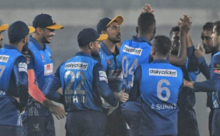 শেষ অভারে চার-ছক্কায় ঢাকাকে বিশাল রানের লক্ষ্য দিল কুমিল্লা