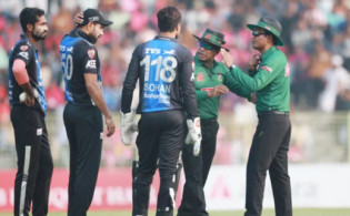 আম্পায়ারের সঙ্গে তর্কে জড়িয়ে চমম শাস্তি পেলেন সোহান ও রউফ