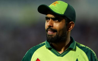 বিয়ের দাওয়াতে গিয়ে চরম অস্বস্তিতে বাবর (দেখুন ভিডিও)
