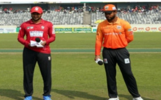 সাকিবদের বিপক্ষে টসে জিতে বোলিংয়ে তামিমরা, দেখুন সর্বশেষ স্কোর
