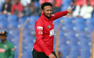 দেশে ফিরলেন সাকিব
