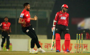 বিদেশি ক্রিকেটার রাসেল-নারাইনকে ছাপিয়ে মুকিদুলের ৫ উইকেট