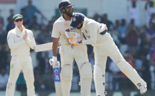 ৫ উইকেট নেই ভারতের, রোহিতের দুর্দান্ত সেঞ্চুরিতে দেখুন সর্বশেষ স্কোর