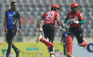 চরম উত্তেজনায় শেষ হল রংপুর-বরিশালের প্লে-অফের প্রথম ম্যাচ, জেনে নিন ফলাফল