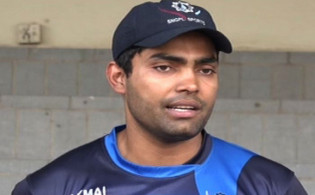 হঠাৎ করে মেজাজ হারিয়ে ক্ষেপলেন উমর আকমল