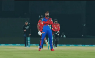 মাঠের মধ্যে আমির শালীনতার সব সীমা ছাড়ালেন, উঠেছে শাস্তির দাবি (দেখুন ভিডিওসহ)