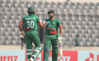 ৪৩ ওভার শেষে দেখে নিন বাংলাদেশের সর্বশেষ স্কোর