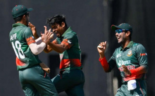 বাংলাদেশী বোলারের তাণ্ডবে দিশেহারা ইংল্যান্ড, দেখুন সর্বশেষ স্কোর