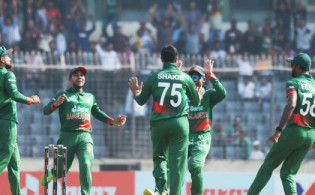 সাকিবের ঘূর্ণিতে শুরুতেই উইকেট হারাল ইংল্যান্ড, দকেহুন সর্বশেষ স্কোর