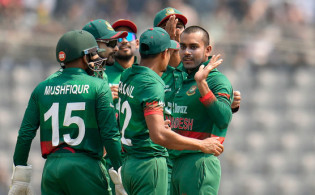 ৬ উকেট হারালো ইংল্যান্ড, দেখুন সর্বশেষ স্কোর