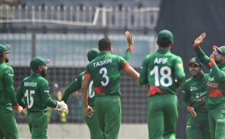 সাকিবের ঘূর্ণিতে আউট সেঞ্চুরিয়ান রয়, দেখুন সর্বশেষ স্কোর