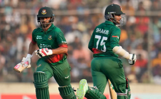 ১৭ ওভার শেষে দেখে নিন বাংলাদেশের সর্বশেষ স্কোর