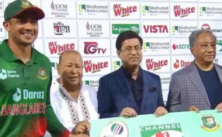 বাংলাদেশের হারের ম্যাচে অবিশ্বাস্য এক পুরস্কার পেলেন তাসকিন