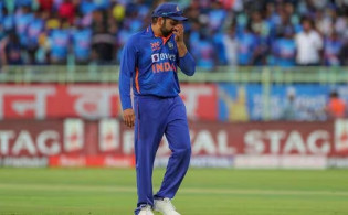অস্ট্রেলিয়ার কাছে লজ্জাজনক হারের পর যাদেরকে দুষলেন অধিনায়ক রোহিত