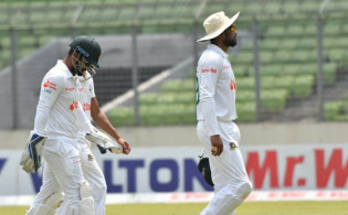 সেঞ্চুরি তুলে নিলেন টাকার, দেখেনিন সর্বশেষ স্কোর
