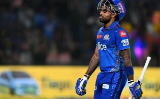 সূর্যকে ফর্মে ফেরার উপায় বাতলে দিলেন ভারতের প্রাক্তন কোচ শাস্ত্রী