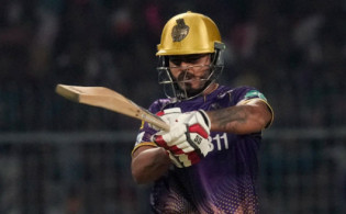 ১৪ ওভার শেষ দেখে নিন কলকাতার সর্বশেষ স্কোর