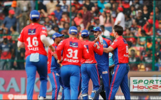 ৮ ওভার শেষে দেখে নিন দিল্লি ক্যাপিটালসের সর্বশেষ স্কোর