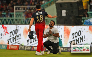 হঠাৎ মাঠের মধ্যে ধুকে পড়লেন এক কোহলি ভক্ত, যা করলেন কোহলি