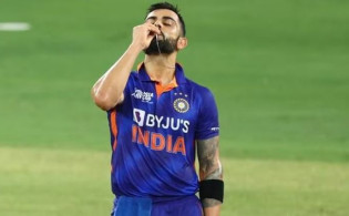 ৩৪ মাস পর শতরান করে যার সামনে কেঁদে ফেলেছিলেন বিরাট, নাম জানলে অবাক হবেন
