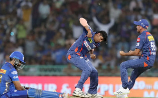 শেষ ওভারে মুম্বাইকে হারিয়ে জায়গা কেড়ে নিল লক্ষ্ণৌ