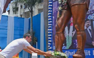 কলকাতায় ফুটবল খেললেন মার্টিনেজ, সম্মান জানালেন ম্যারাডোনাকে