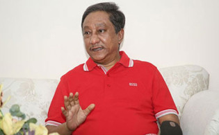 টেবিল নয়, সিদ্ধান্ত আসে গ্যারেজ থেকে