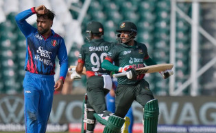 অবশেষে সাপুড়ে সাকিবের বিণে কুপোকাত নাগিন রশিদ খান