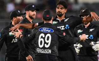 আজও ৫০ ওভার তো শেষ করতে পারল না বরং বিশাল ব্যবধানে হারলো বাংলাদেশ