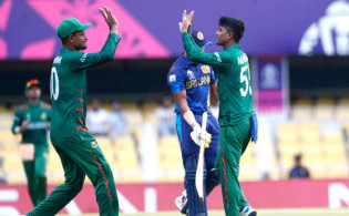আবারও উইকেট তুলেনিল বাংলাদেশ, ২৫ ওভার শেষে দেখুন সর্বশেষ স্কোর