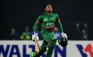 মিরাজের দারুন ফিফটি, জয়ের পথে বাংলাদেশ