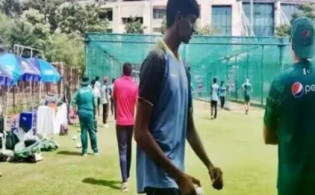 তোলপাড় ক্রিকেট বিশ্বঃ বাবরদের অনুশীলনের নেটে ৬ ফুট ৯ ইঞ্চির পেস বোলার, কে এই ক্রিকেটার