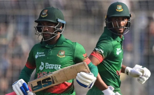 মিরাজের ৭৪ রানের দুর্দান্ত ব্যাটিংয়ে ইংল্যান্ডকে লড়ুকে রানের লক্ষ্য দিল বাংলাদেশ