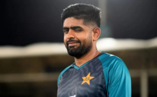 অবাক ক্রিকেট বিশ্বঃ বাবর দিয়ে পানি টানাবেন পাকিস্তানের ‘নতুন অধিনায়ক’