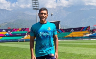 রিয়াদকে একাদশে রাখা নিয়ে নতুন সিদ্ধান্ত জানালেন আকরাম