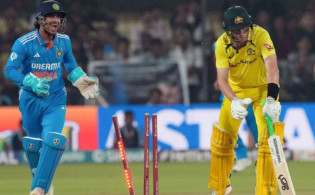 এক ওভারে জোড়া উইকেট শিকার