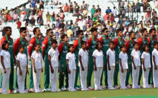 জেনে নিন যে করণে জাতীয় সঙ্গীতের সময় খেলোয়াড়দের সঙ্গে শিশুরা থাকে