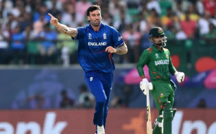 ইংলিশ বোলারদের সামনে বাংলাদেশ ব্যাটারা নিতান্তই অসহায়, চলছে আসা যাওয়ার খেলা